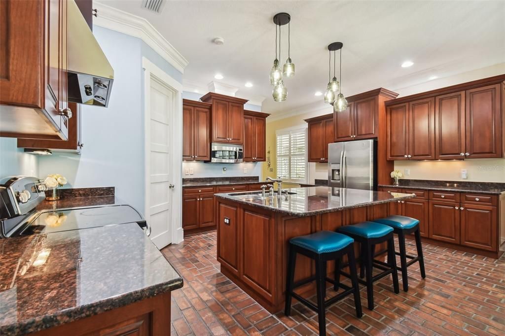 Recently Sold: $950,000 (5 beds, 2 baths, 3680 Square Feet)