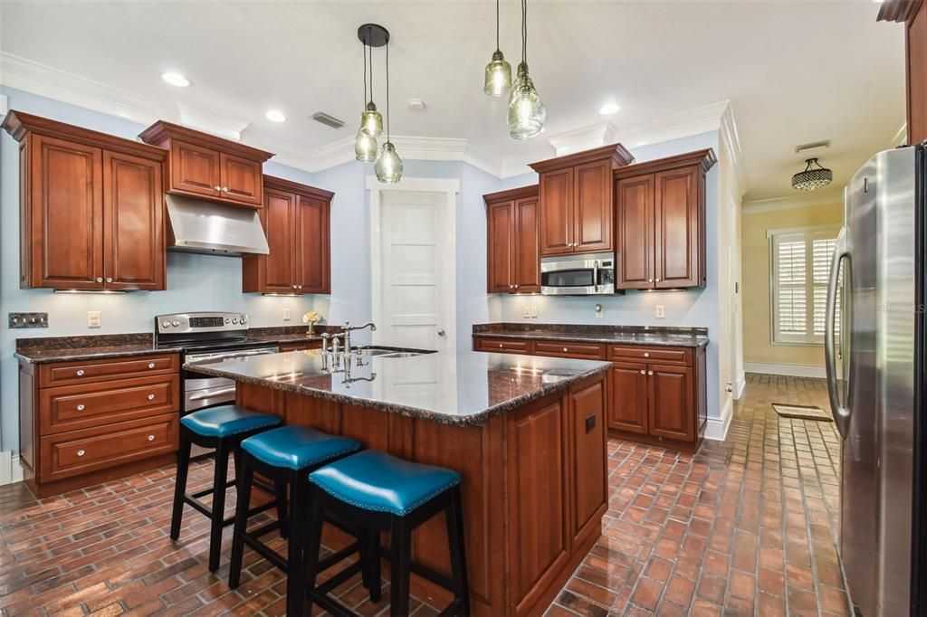 Recently Sold: $950,000 (5 beds, 2 baths, 3680 Square Feet)