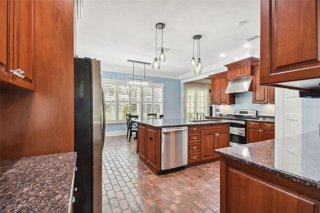 Recently Sold: $950,000 (5 beds, 2 baths, 3680 Square Feet)