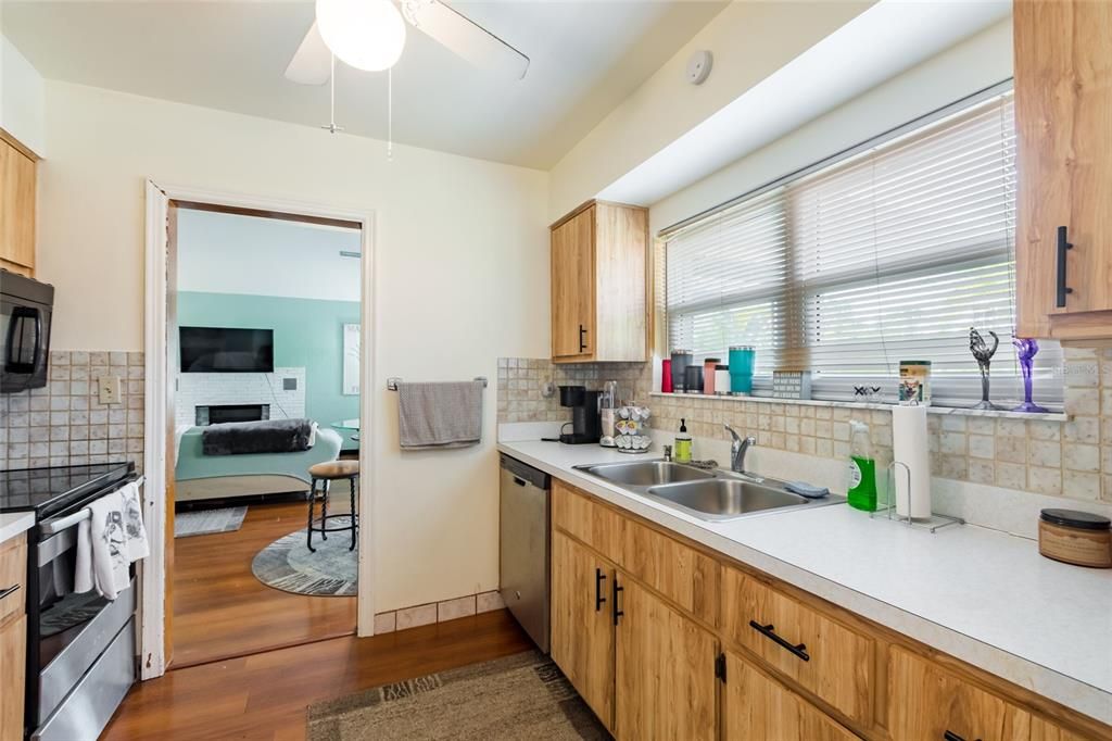 Recently Sold: $600,000 (2 beds, 2 baths, 1420 Square Feet)