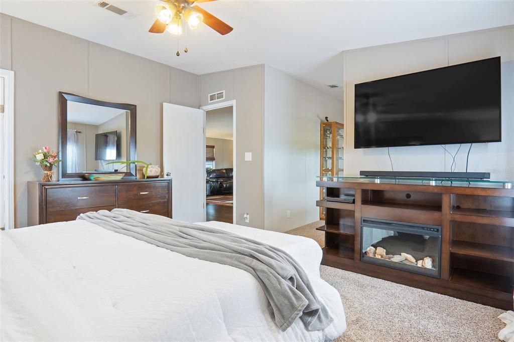 Recently Sold: $650,000 (3 beds, 2 baths, 1800 Square Feet)