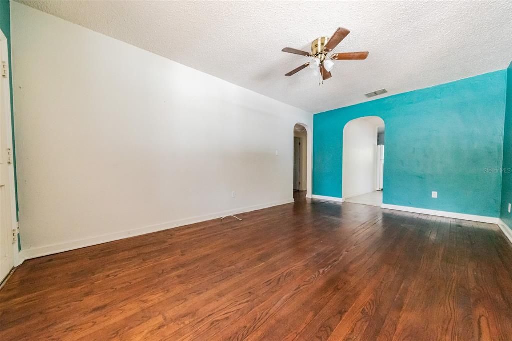 Recently Rented: $1,400 (2 beds, 1 baths, 1003 Square Feet)