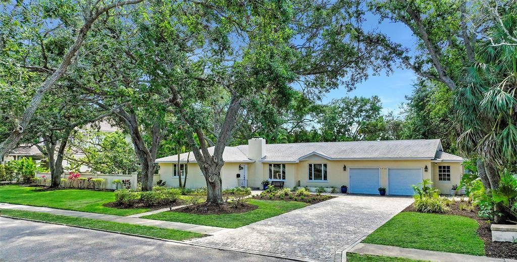 Recently Sold: $2,595,000 (3 beds, 2 baths, 2193 Square Feet)