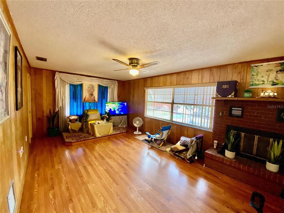LARGE FAMILY ROOM