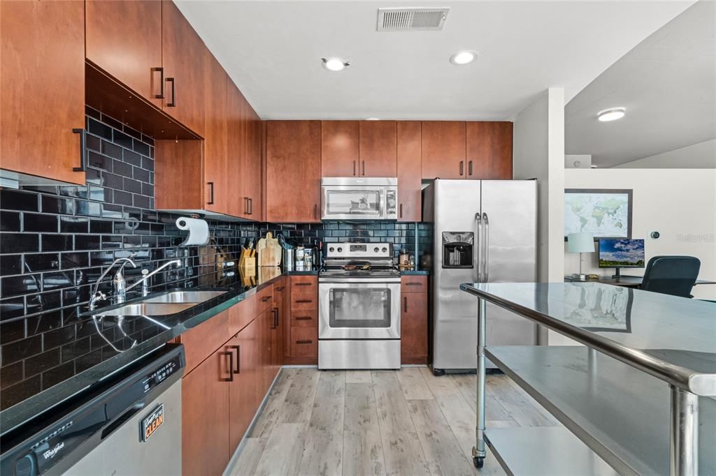 Recently Sold: $299,999 (1 beds, 1 baths, 837 Square Feet)