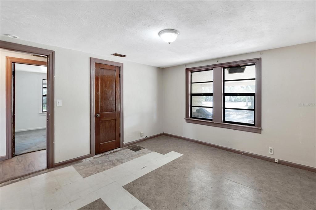 Recently Sold: $214,900 (2 beds, 1 baths, 940 Square Feet)