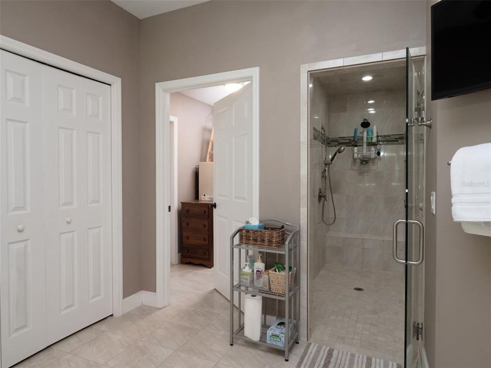 Main bedroom en-suite bath, walk-in shower