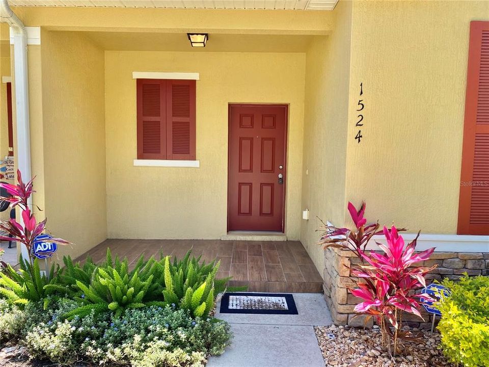Active With Contract: $2,400 (3 beds, 2 baths, 1957 Square Feet)