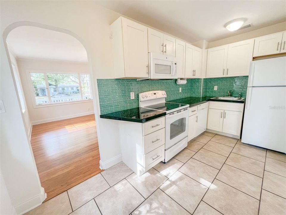 Recently Sold: $375,000 (2 beds, 1 baths, 881 Square Feet)