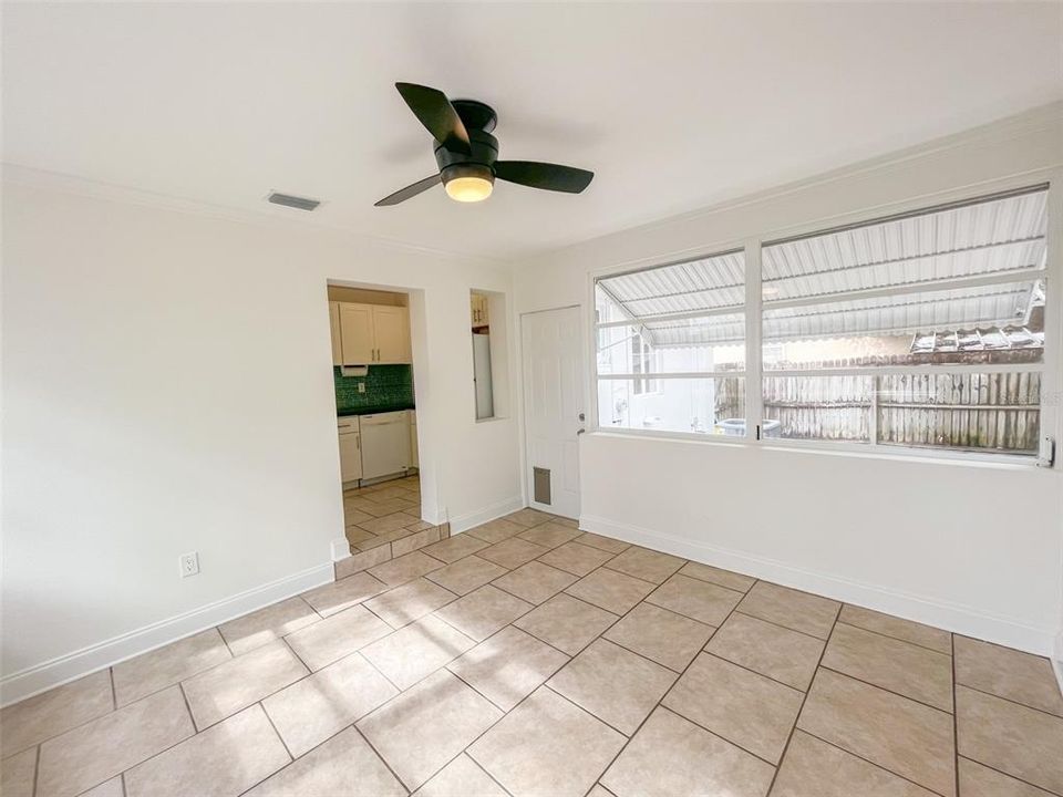 Recently Sold: $375,000 (2 beds, 1 baths, 881 Square Feet)