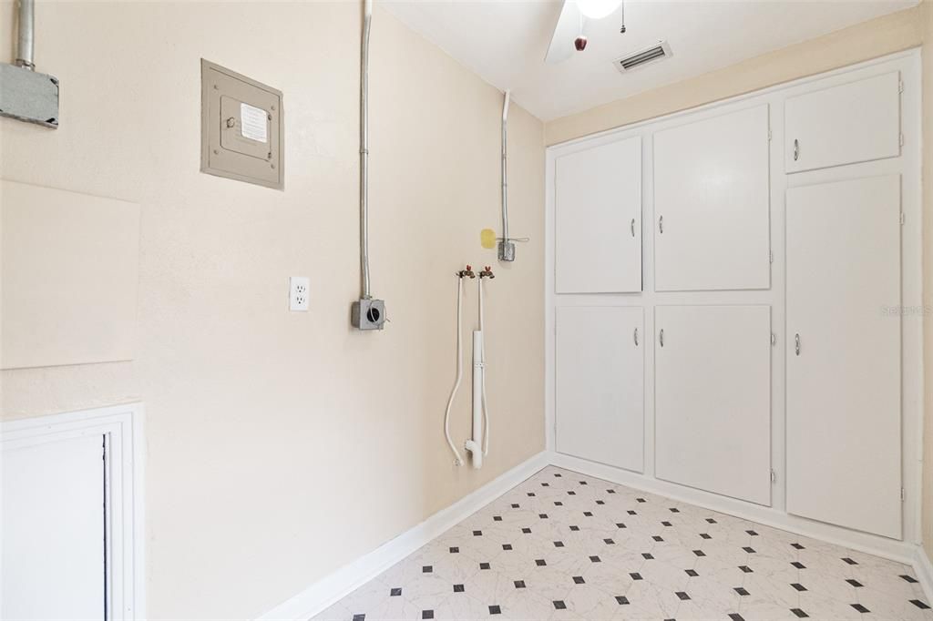 Recently Rented: $1,695 (2 beds, 1 baths, 956 Square Feet)