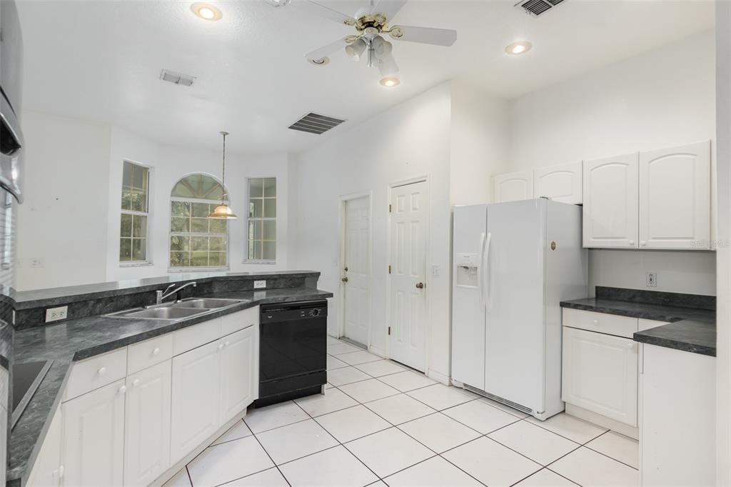 Recently Sold: $475,000 (4 beds, 2 baths, 1964 Square Feet)