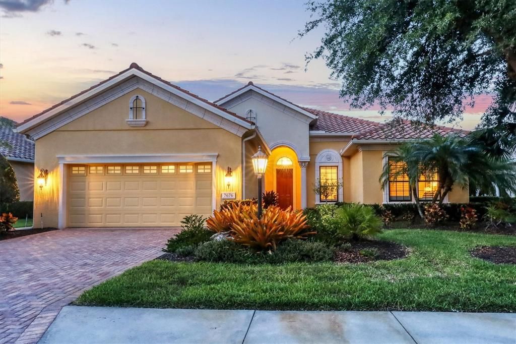 Recently Sold: $899,000 (3 beds, 2 baths, 2308 Square Feet)