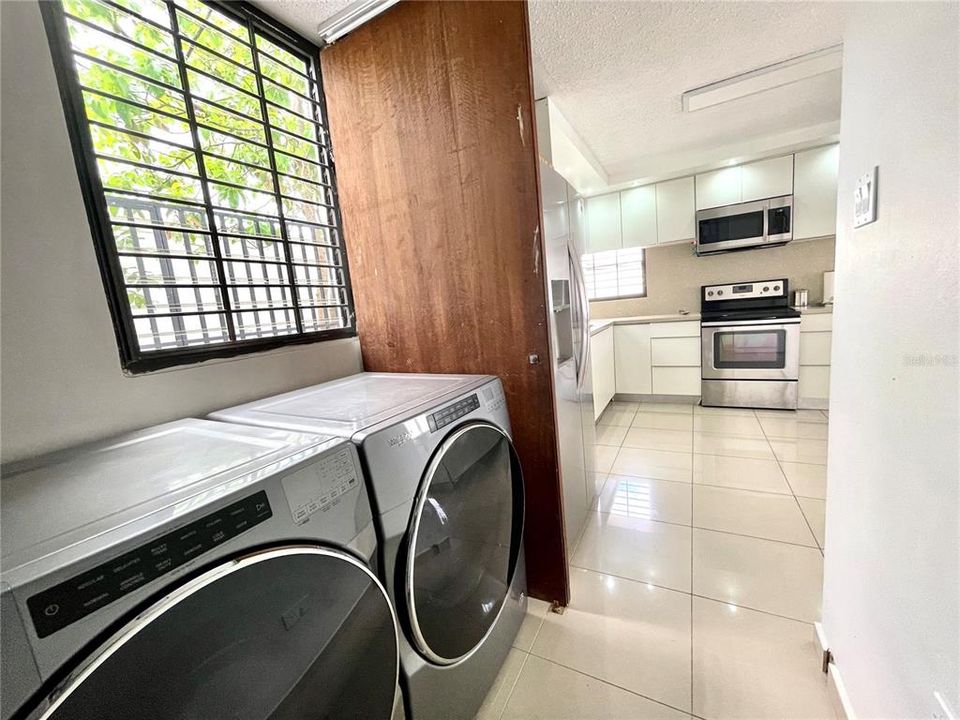 Vendido Recientemente: $685,000 (5 camas, 4 baños, 3000 Pies cuadrados)