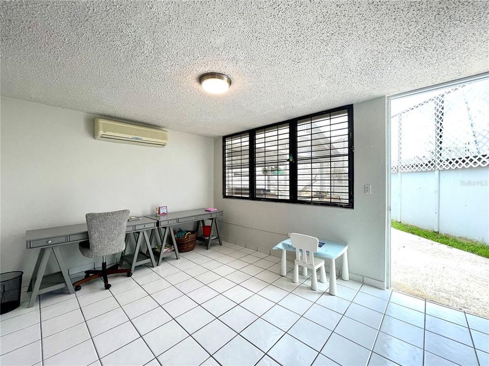 Vendido Recientemente: $685,000 (5 camas, 4 baños, 3000 Pies cuadrados)