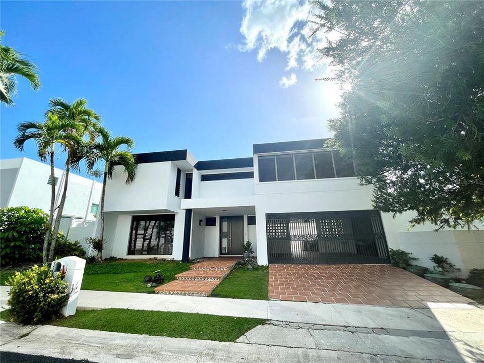 Vendido Recientemente: $685,000 (5 camas, 4 baños, 3000 Pies cuadrados)