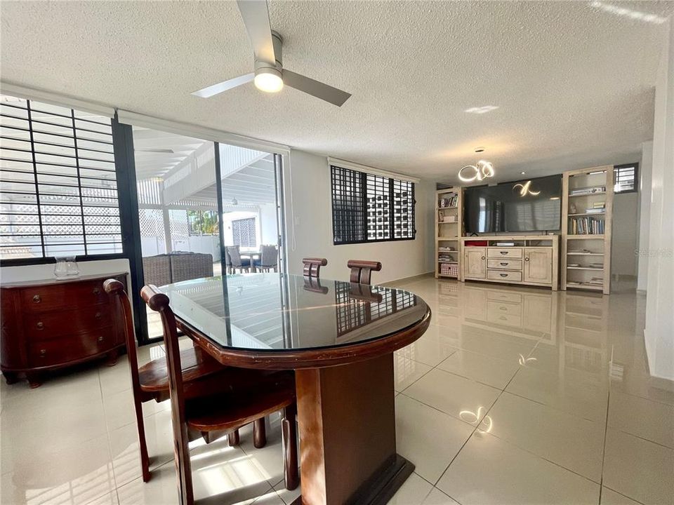 Vendido Recientemente: $685,000 (5 camas, 4 baños, 3000 Pies cuadrados)