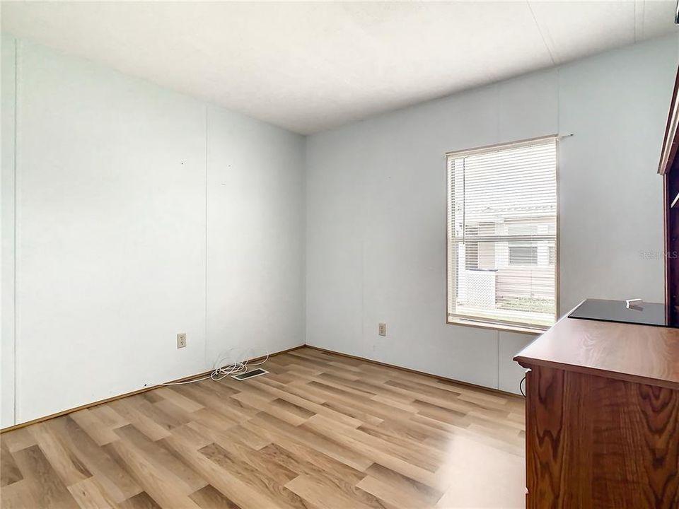 For Sale: $154,900 (2 beds, 2 baths, 912 Square Feet)