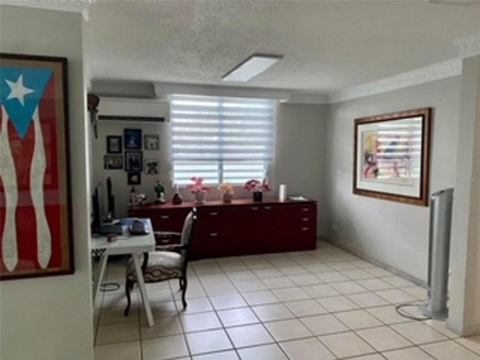 Vendido Recientemente: $670,000 (4 camas, 2 baños, 2578 Pies cuadrados)