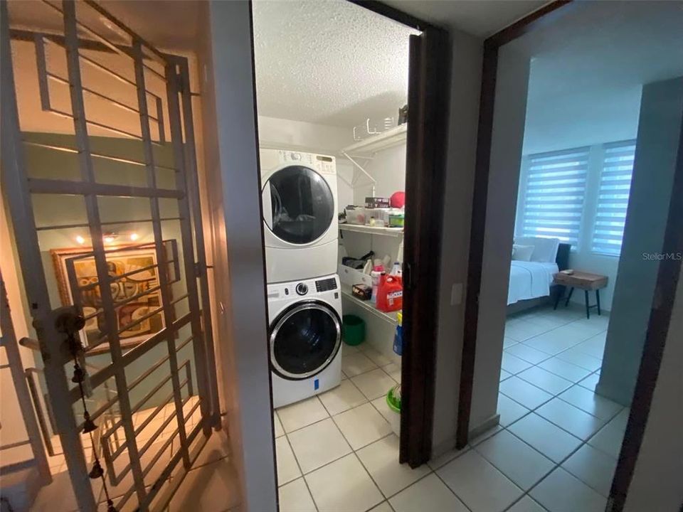 Vendido Recientemente: $670,000 (4 camas, 2 baños, 2578 Pies cuadrados)