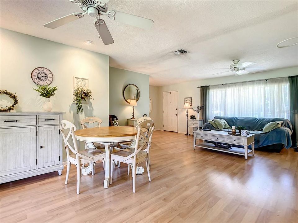 Activo con contrato: $595,000 (5 camas, 3 baños, 2490 Pies cuadrados)