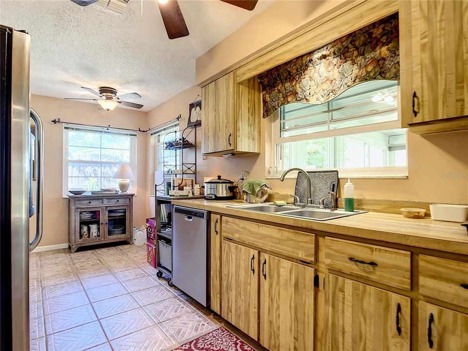 Activo con contrato: $595,000 (5 camas, 3 baños, 2490 Pies cuadrados)