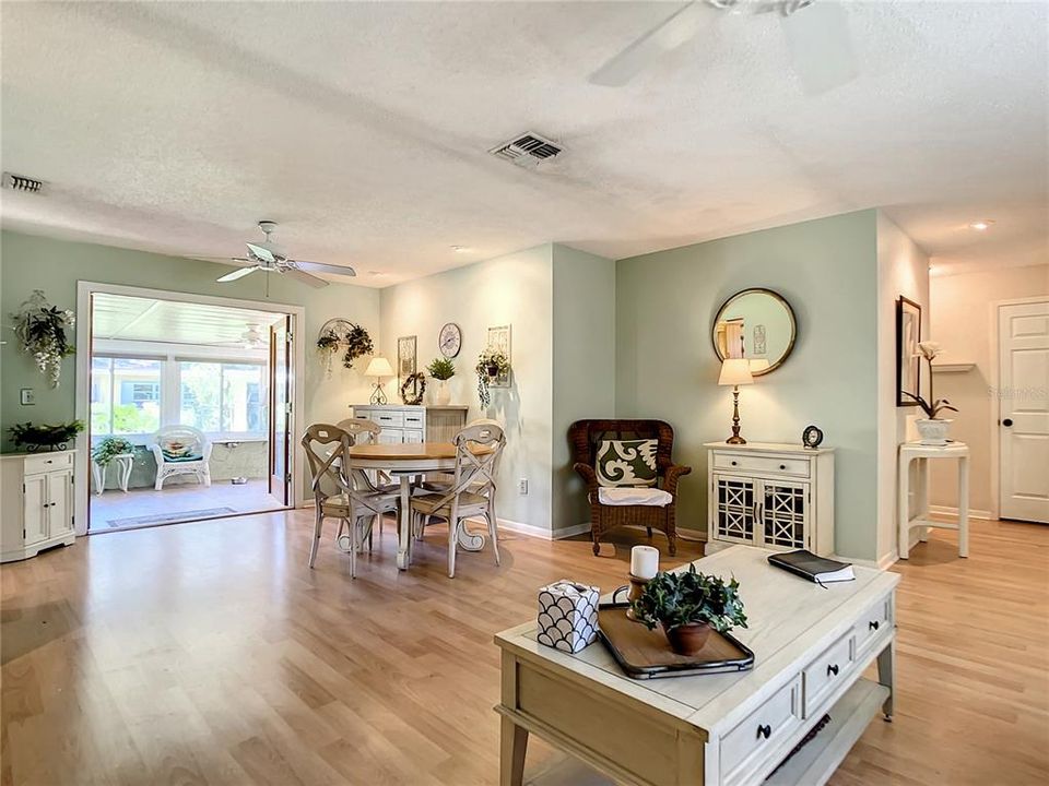 Activo con contrato: $595,000 (5 camas, 3 baños, 2490 Pies cuadrados)