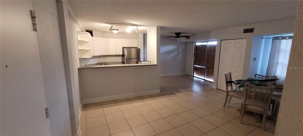 For Sale: $137,000 (2 beds, 1 baths, 887 Square Feet)