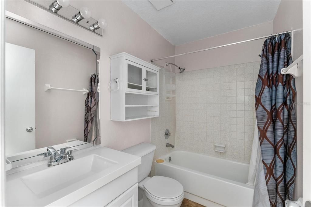 最近售出: $240,000 (2 贝兹, 2 浴室, 1037 平方英尺)