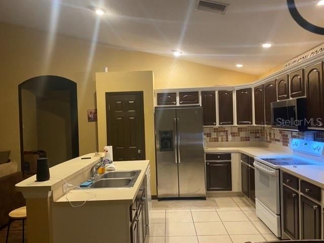 Recently Sold: $300,000 (3 beds, 3 baths, 1883 Square Feet)