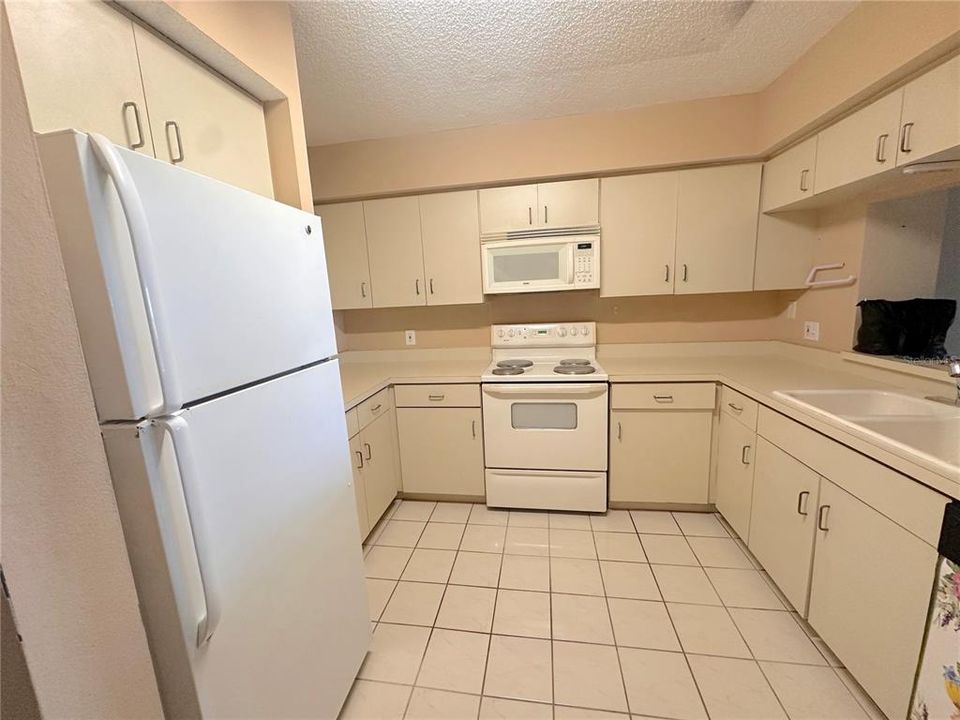 For Sale: $347,899 (2 beds, 2 baths, 1098 Square Feet)