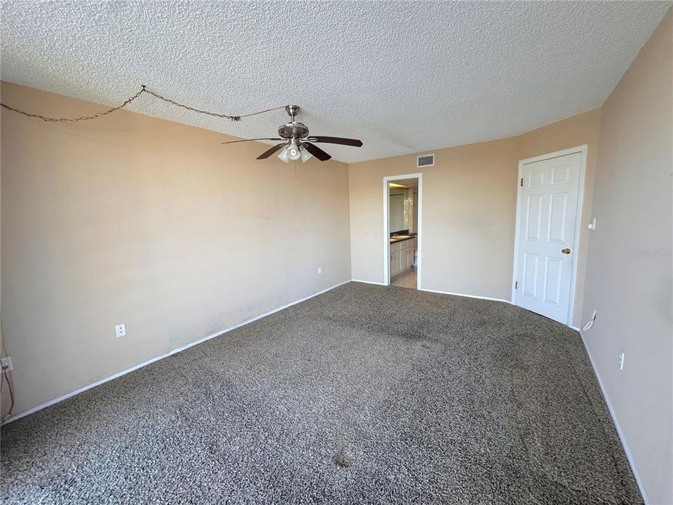 For Sale: $347,899 (2 beds, 2 baths, 1098 Square Feet)