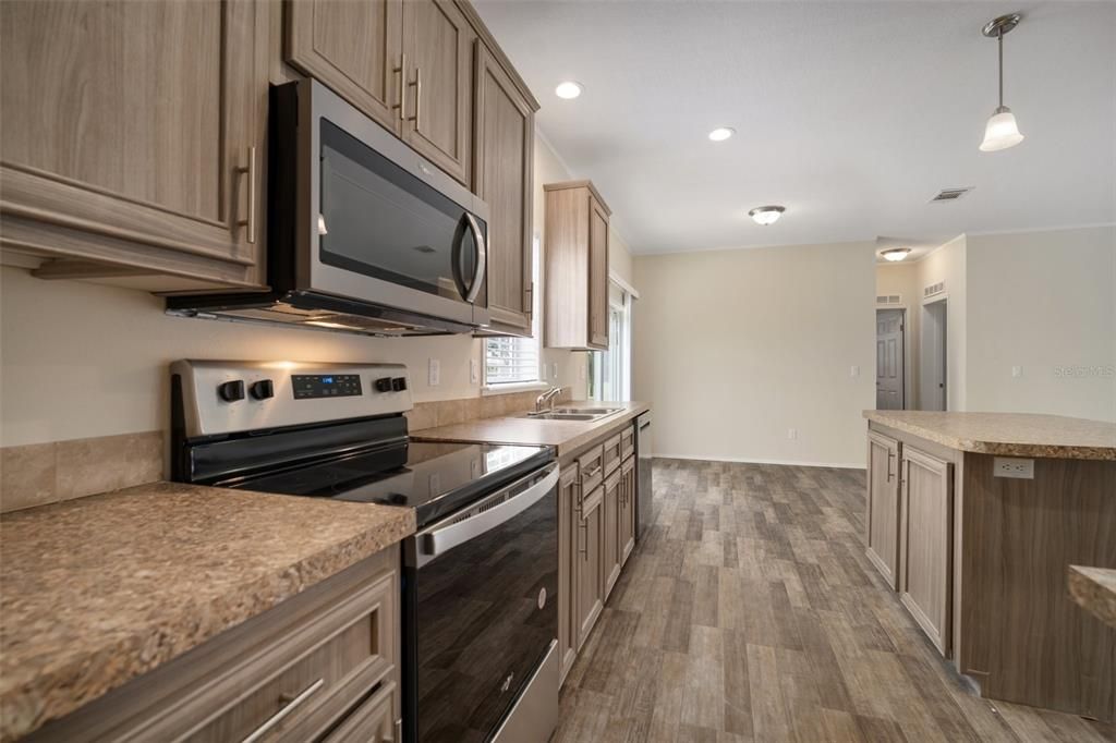 Active With Contract: $380,000 (3 beds, 2 baths, 1500 Square Feet)