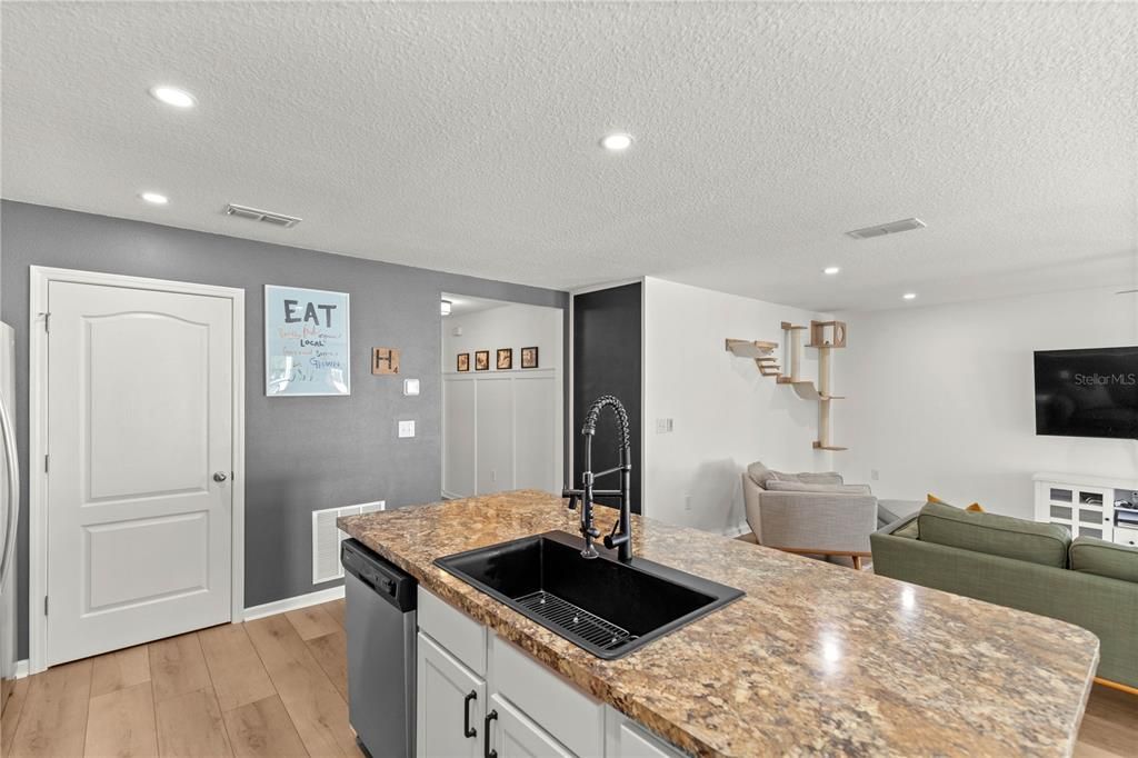 Recently Sold: $325,000 (3 beds, 2 baths, 1716 Square Feet)