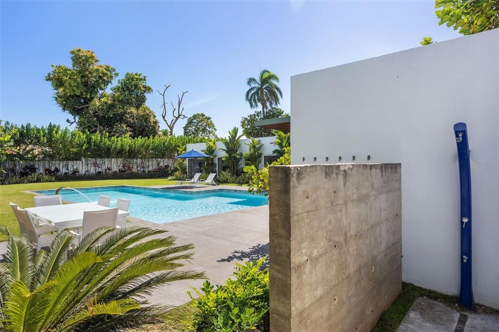 Vendido Recientemente: $3,295,000 (4 camas, 6 baños, 5660 Pies cuadrados)