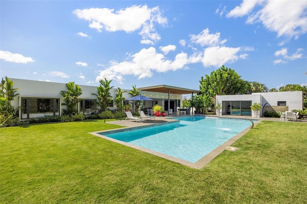 Vendido Recientemente: $3,295,000 (4 camas, 6 baños, 5660 Pies cuadrados)