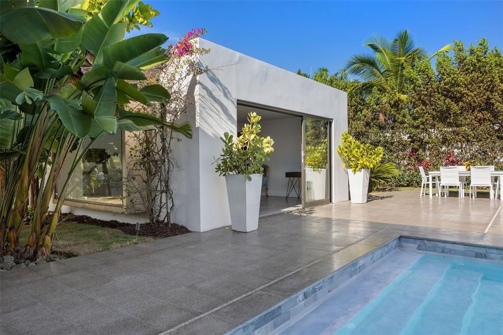 Vendido Recientemente: $3,295,000 (4 camas, 6 baños, 5660 Pies cuadrados)