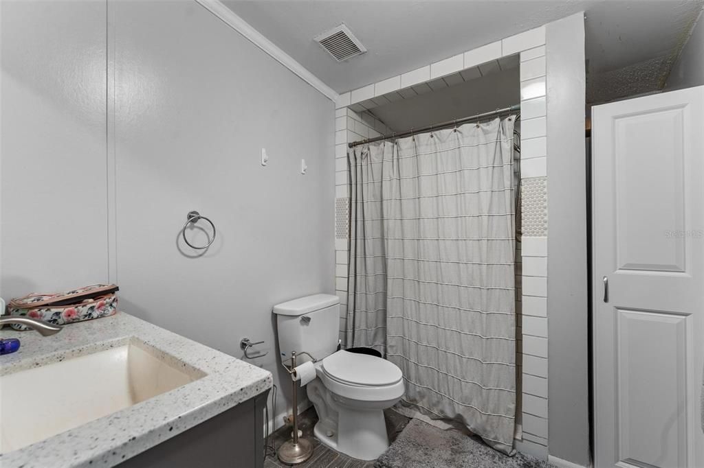 最近售出: $300,000 (4 贝兹, 2 浴室, 2356 平方英尺)