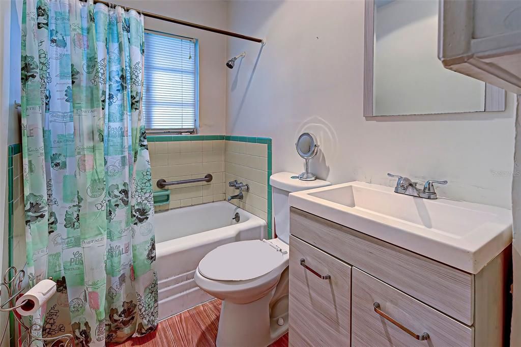 最近售出: $370,000 (1 贝兹, 1 浴室, 640 平方英尺)