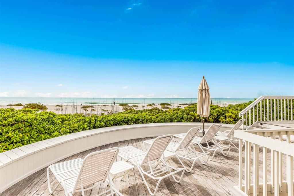 Recently Sold: $3,775,000 (3 beds, 3 baths, 2324 Square Feet)