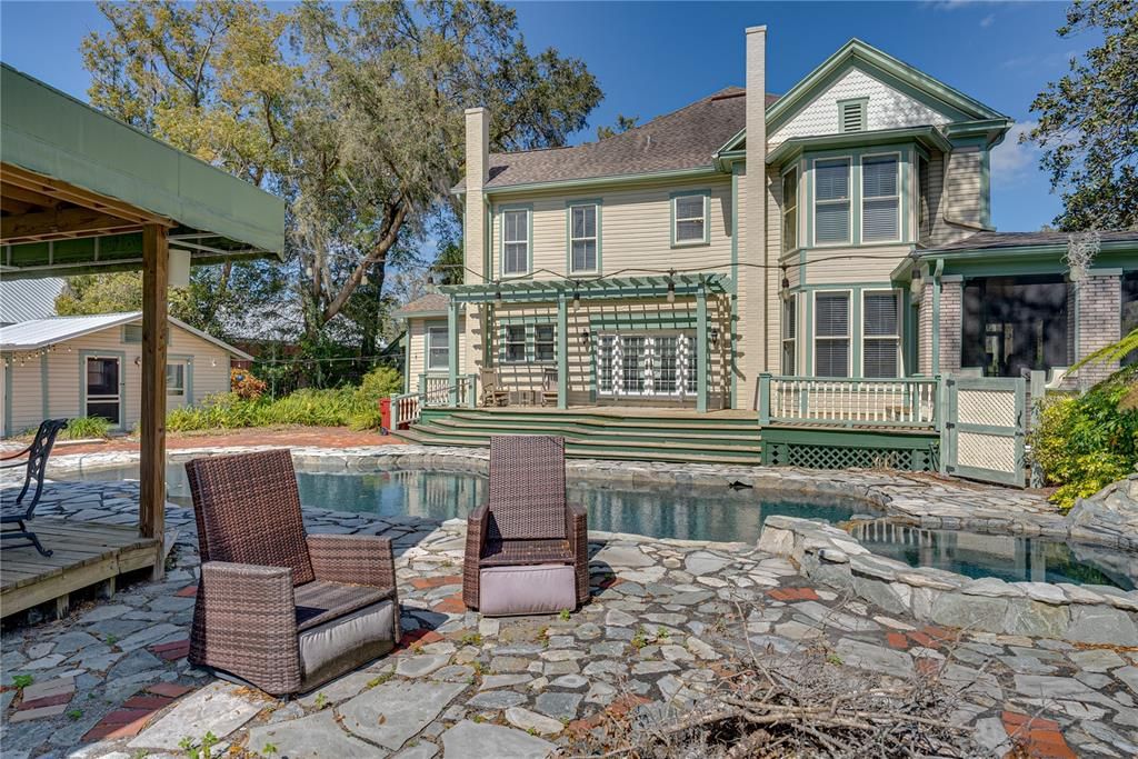 Recently Sold: $899,000 (5 beds, 4 baths, 4372 Square Feet)