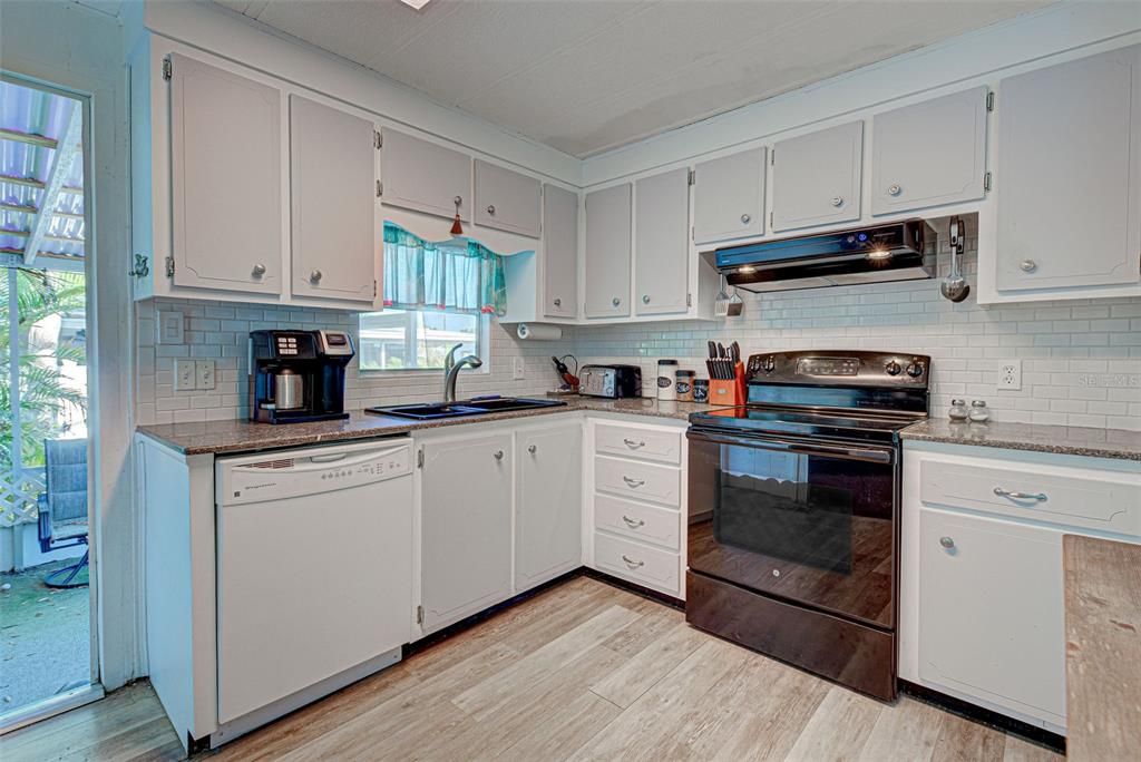 Active With Contract: $124,900 (2 beds, 2 baths, 1152 Square Feet)