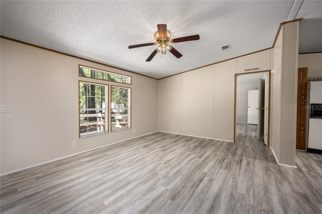 Recently Sold: $230,000 (3 beds, 2 baths, 1701 Square Feet)