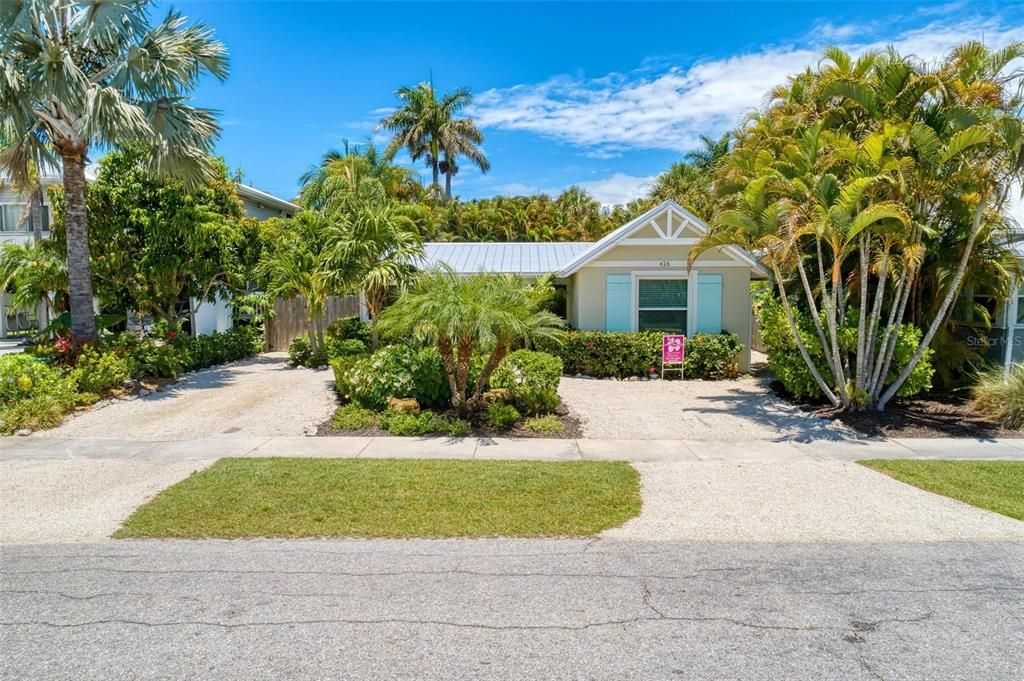 Recently Sold: $1,850,000 (3 beds, 2 baths, 1200 Square Feet)
