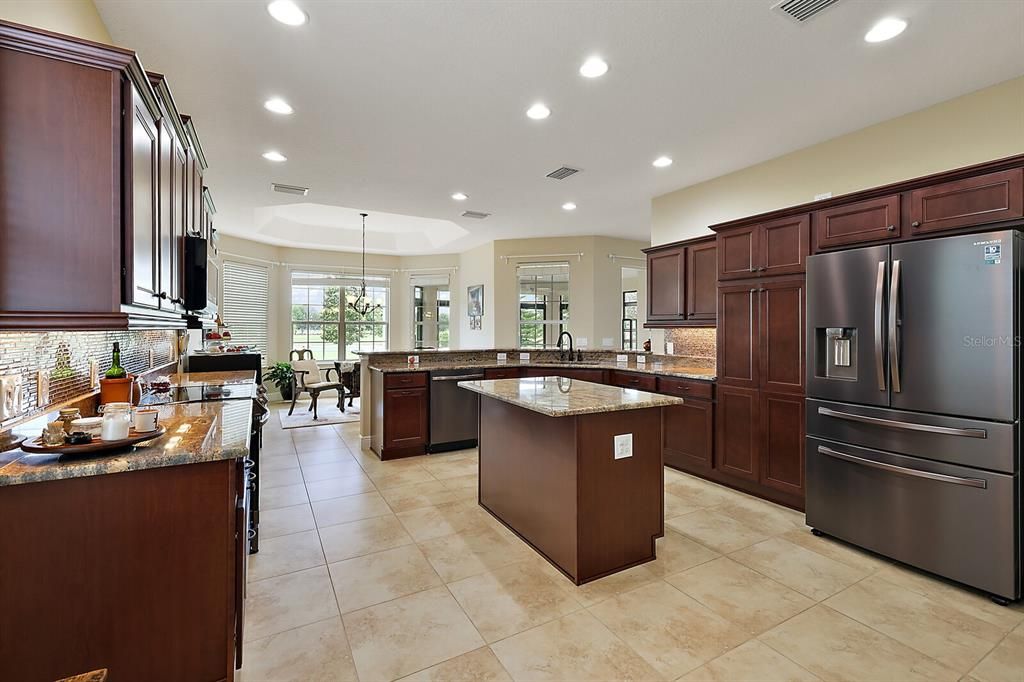 Large kitchen w/center island & tile flooring