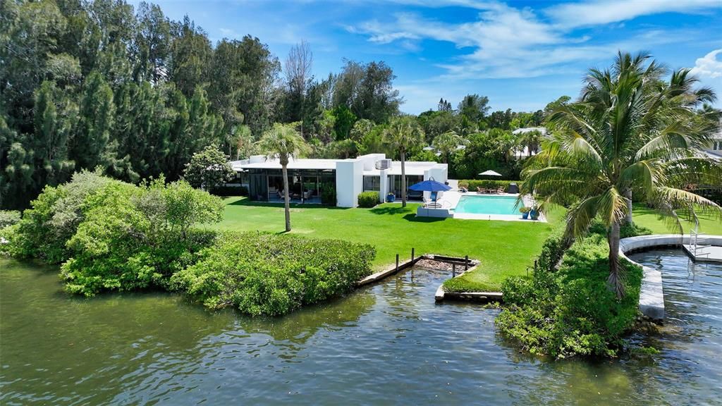 Recently Sold: $2,995,000 (3 beds, 2 baths, 2001 Square Feet)
