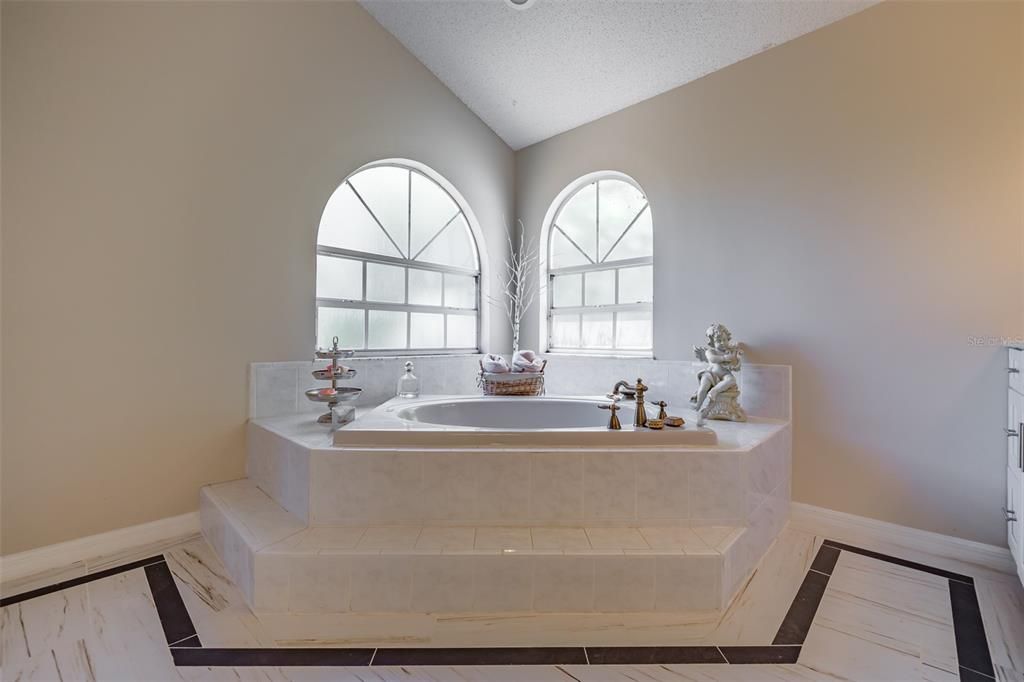 Недавно продано: $890,000 (4 спален, 5 ванн, 3254 Квадратных фут)
