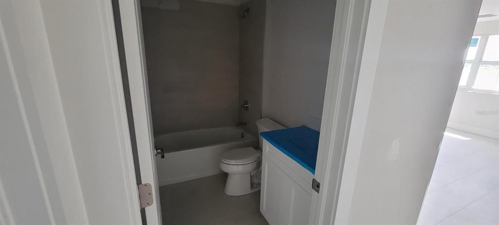 Additional full bathroom (Second floor)