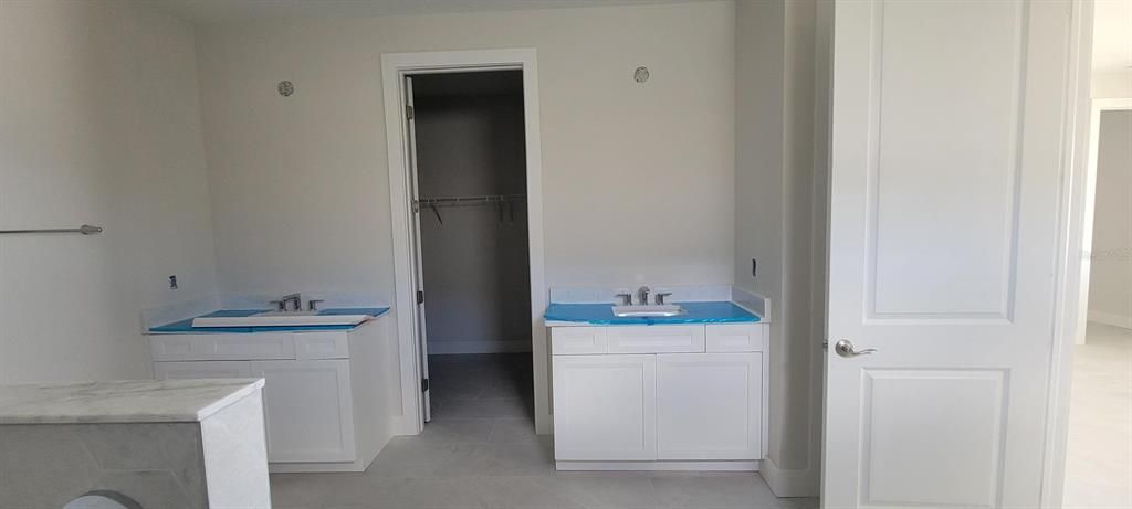 Dual-sinks in primary bath