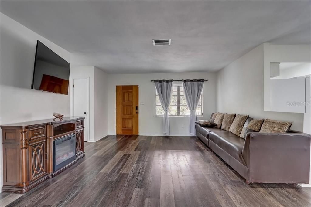 Recently Sold: $200,000 (2 beds, 1 baths, 1160 Square Feet)